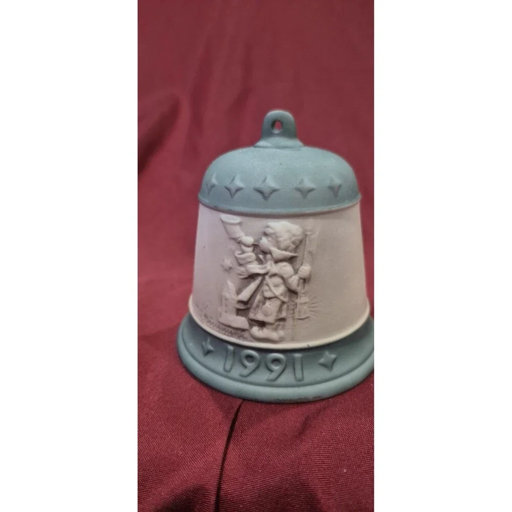 Goebel Hummel 1989 First in the Christmas Bell Series Riding Into Christmas EUC